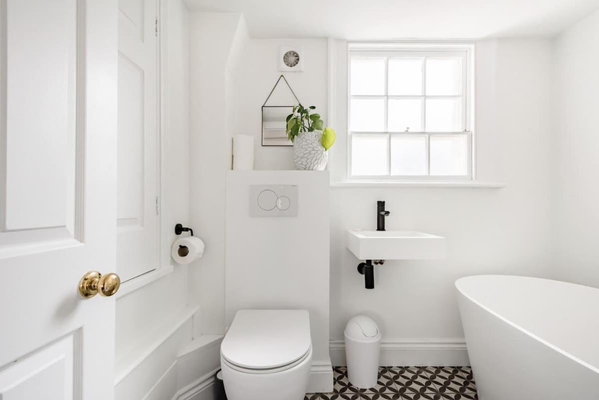 Central Georgian Townhouse With Free Parking Bath Bagian luar foto