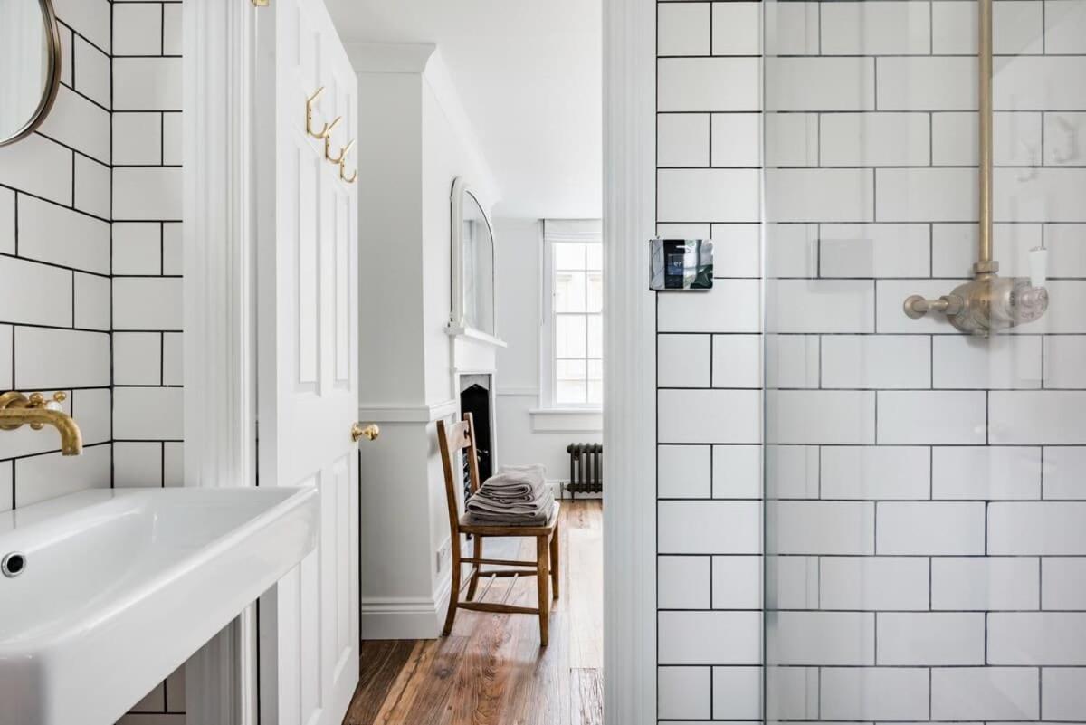 Central Georgian Townhouse With Free Parking Bath Bagian luar foto