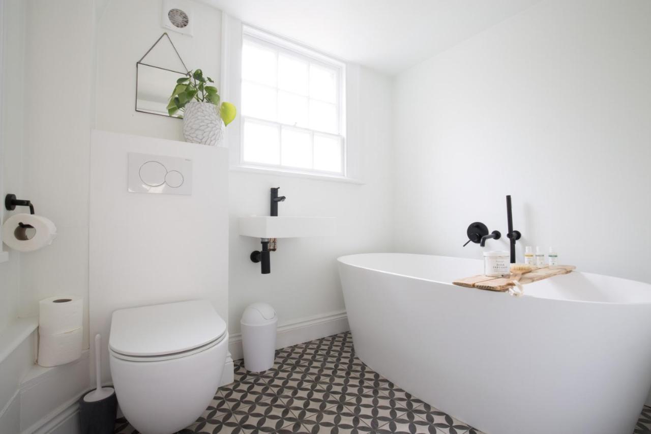 Central Georgian Townhouse With Free Parking Bath Bagian luar foto