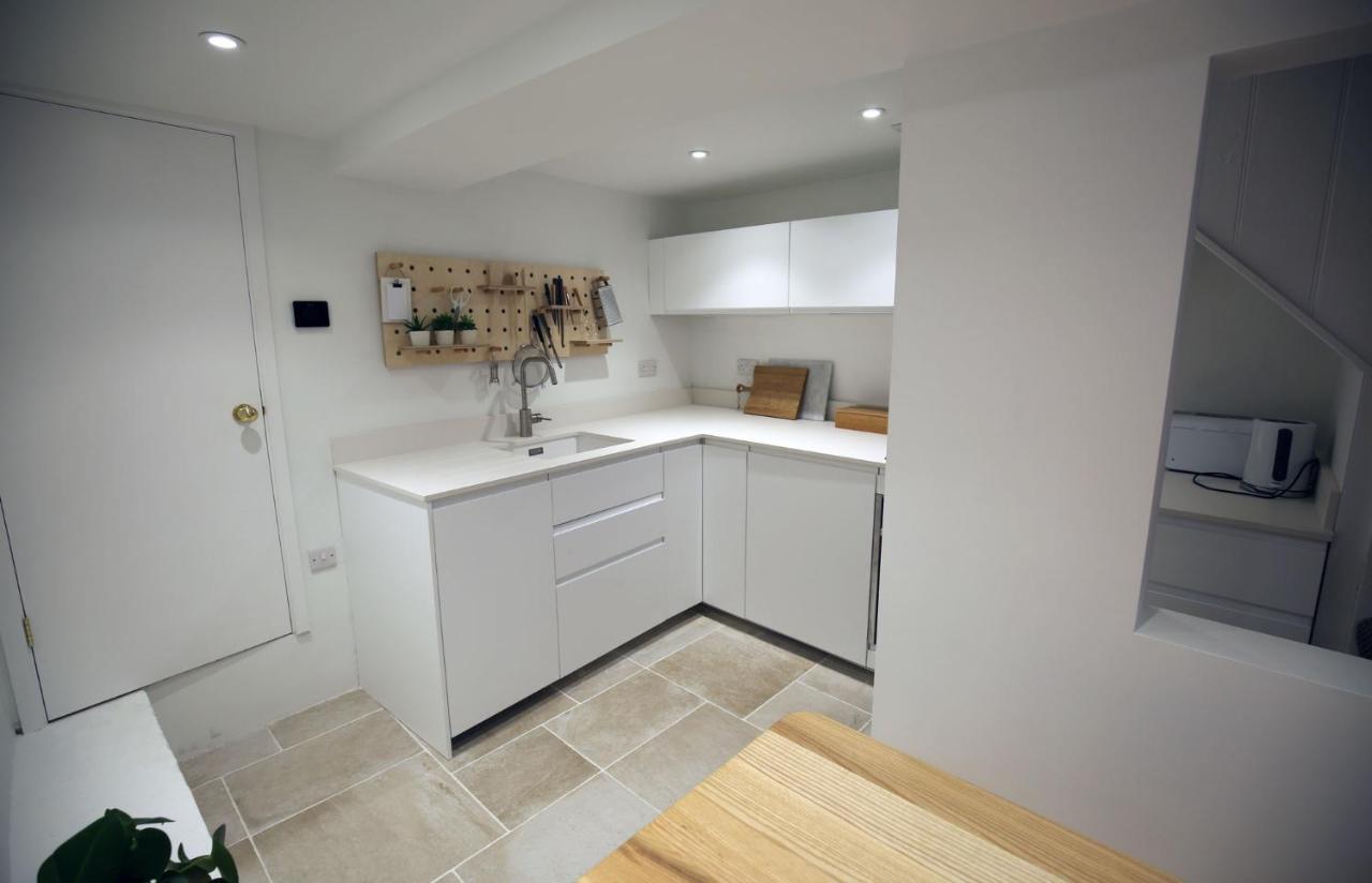 Central Georgian Townhouse With Free Parking Bath Bagian luar foto